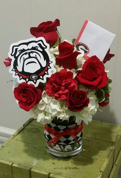 University of Georgia flowers #uga #ugaflowers #thebloomclosetflorist #floristinaugustaga #floristinevansga #floristingrovetownga #floristinmartinez Uga Graduation Party, Uga Graduation, Graduation Gift Basket, Graduation Party Pictures, High School Graduation Party Decorations, Graduation Table Decorations, Trunk Party, Graduation Tables, Graduation Party Themes