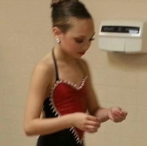 Maddie Dance Moms Pfp, Maddie Rares Dance Moms, Dance Moms Pictures Photo Shoot, Maddie Ziegler Crying, Maddie Ziegler Dance Moms Season 1, Maddie Ziegler Rares, Maddie Ziegler Dance Moms, Dance Moms Rares, Maddie Ziegler Dancing