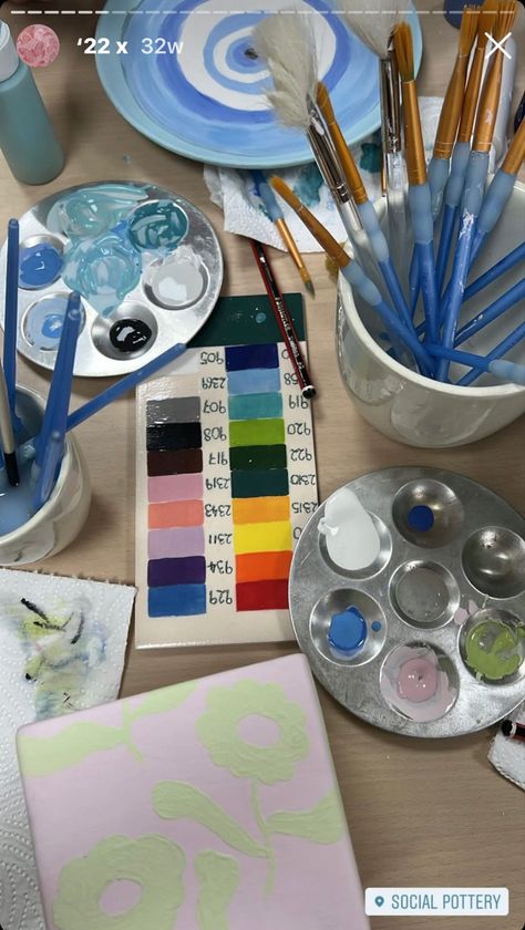 date night idea for pottery painting Social Pottery, Pottery Painting Date, Friends Date Night, Painting With Friends, Painting Date, Friends Date, Vision Bored, Kentish Town, Artsy Aesthetic