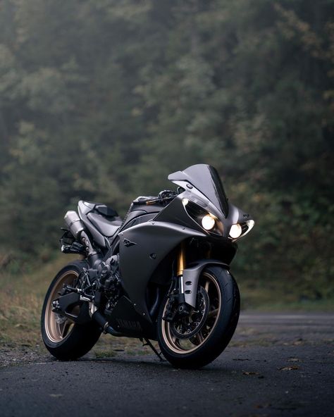 Yamaha R1 2014, R1 Bike, R1 Yamaha, Cbr 250r, Mt Bike, Cat Profile, Yamaha Bikes, Motorcycle Garage, Pretty Bike