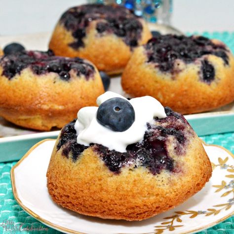 Serve everyone their own delicious little cake at a spring brunch! Upside Down Blueberry Puffs from Little Miss Celebration for PinkWhen Upside Down Blueberry Muffin, Blueberry Upside Down Mini Cakes, Asian Side Dishes, Brunch Recipe, Spring Brunch, Perfect Brunch, Blueberry Cake, Ice Cream Toppings, Little Cakes