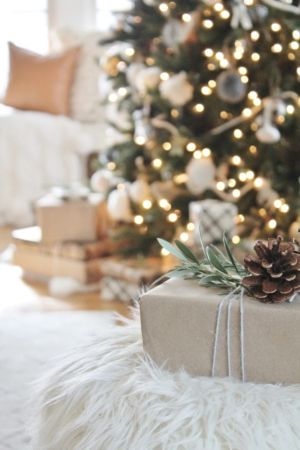 Cozy + Sentimental Christmas Tree-City Farmhouse Natal Natural, Christmas Tours, Present Christmas, Christmas Feeling, Christmas Inspo, 背景 シンプル, Noel Christmas, Christmas Mood, Christmas Aesthetic