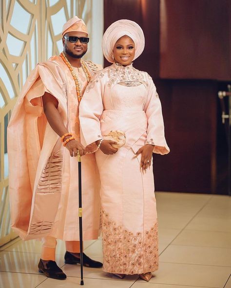 Nigerian Bride And Groom Outfits, Yoruba Clothing, Couple Poses Photography, Pocket Design Fashion, Yoruba Bride, Bride And Groom Outfits, Nigerian Bride, African Wedding Attire, Yoruba Wedding