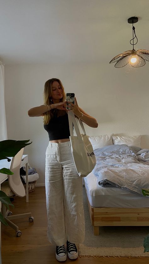 Ootd mit der lecapsole tote bag Cross Body Bag Outfit Aesthetic, Tote Bag Girl Aesthetic, Tote Bag Ootd, Tote Bag Style Outfit, Ootd With Tote Bag, Tote Bag Aesthetic Outfit, Tote Bag Outfit Aesthetic, Canvas Tote Bag Outfit, Cross Body Bag Outfit