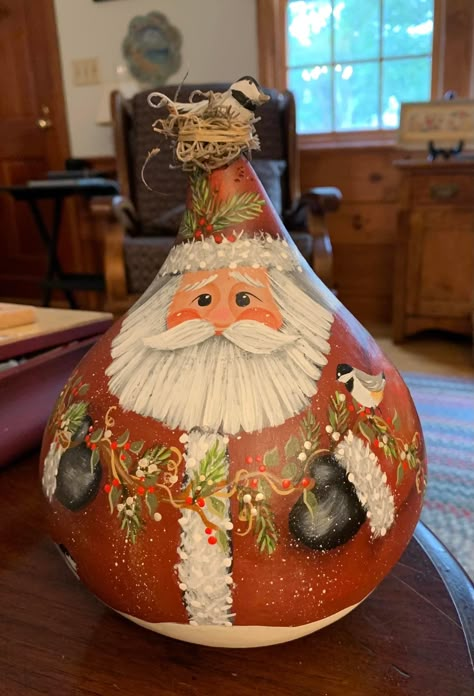 Santa Claus Painted Gourds, Painted Gourds Ideas Christmas, Santa Gourds Painted, Mini Gourds Decorating Ideas, Gourd Christmas Ornaments, Christmas Gourds Painted, Painting Gourds Ideas, Gourd Painting Ideas, Santa Gourds