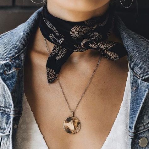 Silk Scarves for a Finishing Touch Look Grunge, Winter Mode, A Necklace, Mode Inspo, 가을 패션, Mode Inspiration, Looks Vintage, Silk Scarves, Outfits Casuales