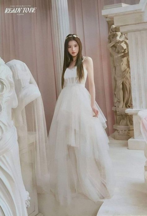 Nayeon White Aesthetic, Sana Minatozaki, Royal Outfits, Twice Sana, Minatozaki Sana, Famous Girls, White Gowns, Set Me Free, Formal Outfit