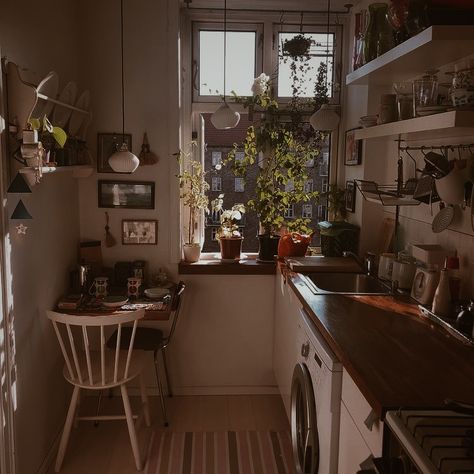 Berlin Style Apartment, Small Cozy Kitchen Aesthetic, Small New York Apartment Aesthetic Cozy, Studio Apartment London, Grunge Apartment Aesthetic Kitchen, Cozy Flat Aesthetic, Paris Kitchen Apartment, Cozy Aesthetic Kitchen, Apartment Aesthetic Green