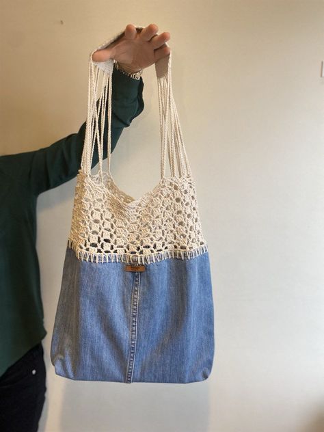 Unique, handmade beige recycled denim bag for women. Perfect for everyday use or to carry your Recycled Denim Tote, Artisanats Denim, Handmade Tote Bags, Mochila Crochet, Denim Bag Diy, Crochet Backpack, Crochet Market Bag, Crochet Handbags Patterns, Recycle Jeans