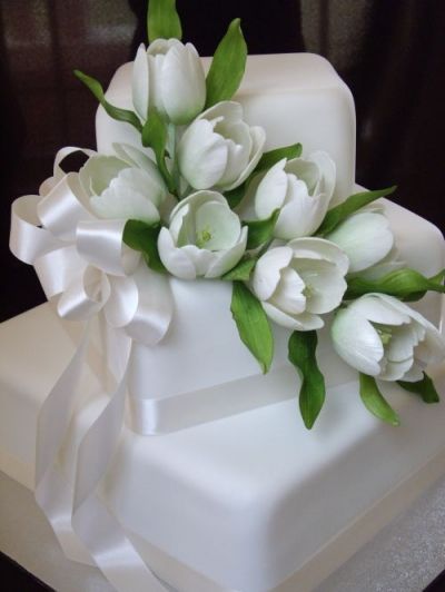 White tulips By RiverlandCakeDesign on CakeCentral.com Wedding Cake Flower, Camera Cake, Tulip Cake, Cake Number, Fondant Bow, Tulip Wedding, Square Wedding Cakes, Origami Wedding, Icing Flowers