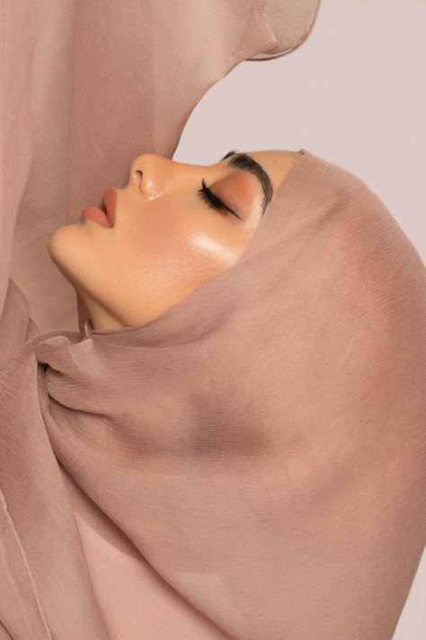 Shawl Photoshoot, Hijab Photoshoot Ideas, Hijab Portrait, Hijab Photoshoot, Hijab Fabric, Scarf Photography, Hijab Model, Hijab Makeup, Hijab Designs