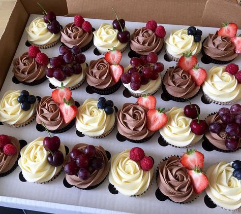 Box of 24 cupcakes- £30 (normally £50) Collecting from cheadle, near Manchester airport. Today only :-) Inbox for more details. Cupcake Presentation Ideas, Strawberry Flowers, Cake Mini, Presentation Ideas, Mini Desserts, Cakes And More, Mini Cakes, Cupcake Recipes, High Tea