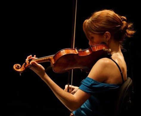 Woman Playing Violin, Violinist Photography, Girl Playing Violin, Violin Photography, Musician Portraits, Playing Violin, Musician Photography, Harps Music, Violin Players