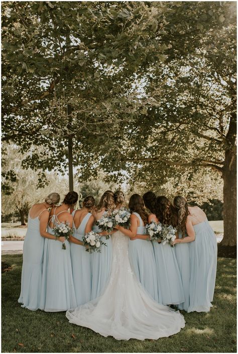 Capture the magic of your wedding day with these stunning bridesmaid photo ideas that celebrate friendship and the beauty of the bridal party. From candid shots to elegant portraits, we've got you covered! 🌟 Wedding Party Photos Bridesmaid, Pictures Of Bridesmaids, Wedding Pics With Friends, Cute Wedding Photos Bridesmaids, Bride With Bridesmaids Poses, Bridesmaid Party Photos, Wedding Portraits Bridesmaids, Bridal Entourage Photoshoot Ideas, Made Of Honor And Bride Pictures