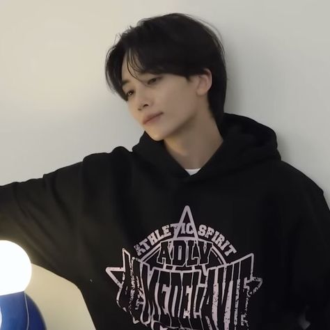 Short Hair Jeonghan, Jeonghan Short Hair, Short Hair Black, Mon Cheri, Buzz Cut, City Aesthetic, Boyfriend Pictures, Boyfriend Material, Seventeen