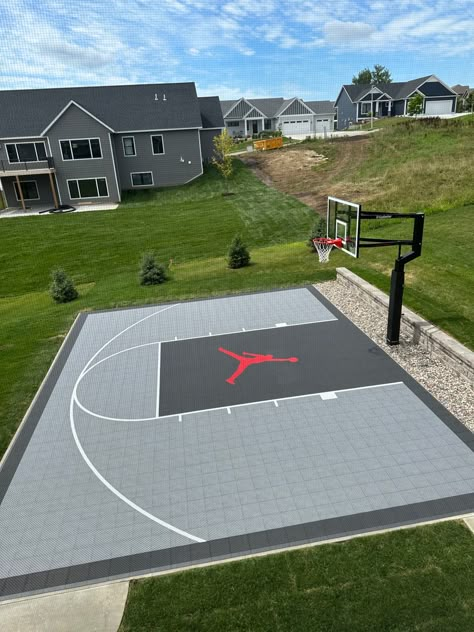 Basketball Backyard Court, Sport Court Backyard, Basketball Garage, Backyard Basketball Court Ideas, Mini Basketball Court, Backyard Basketball Court, Backyard Deck Ideas, Backyard Court, Home Basketball Court