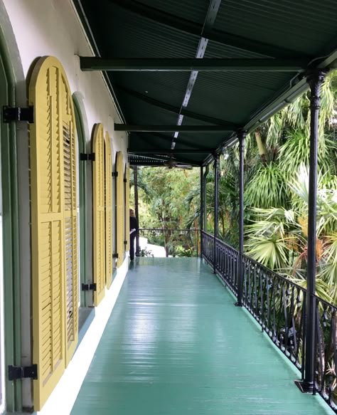 Key West Interior, Hemingway House Key West, Ernest Hemingway House, Key West Decor, Key West Florida Vacation, Second Story Balcony, Case Creole, Key West House, Hemingway House