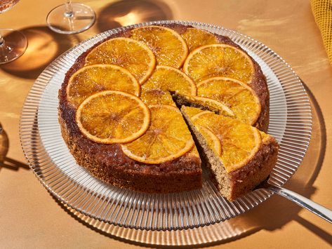 Upside-down mulled wine and orange cake I Kitchen Stories recipe Upside Down Cakes, Orange Cake Recipe, Fruit Dessert Recipes, Orange Citrus, Festive Desserts, Cooking Advice, Pudding Cake, Orange Cake, Upside Down Cake