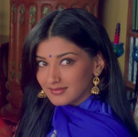 Sonali Bendre as Preeti in Hum Saath Saath Hain Face Manifestation, Hum Saath Saath Hain, 90s Bollywood Actress, 90s Bollywood Fashion, Sonali Bendre, Bollywood Makeup, 90s Bollywood Aesthetic, 90s Actresses, Desi Aesthetics