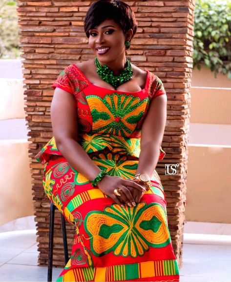 Trendy Ankara Styles, African Wedding Attire, Kente Dress, Ghanaian Fashion, Kente Styles, Afrikaanse Mode, African Wear Dresses, African Fashion Traditional, African Fashion Modern