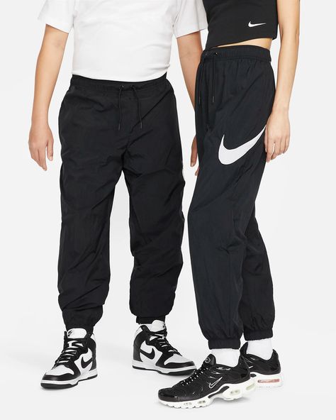 Nike Looks, Nike Sportswear Women, Black Sportswear, Swoosh Logo, Active Wear Pants, Nike Fashion, Women Essentials, Black White Fashion, Sporty Look