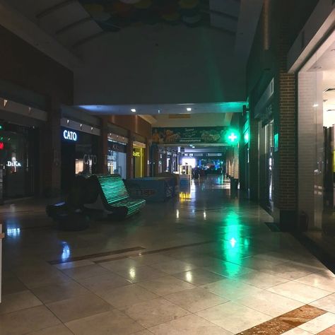 Aestetical photo with an empty mall at night Mall At Night, Abandoned Malls, Dead Malls, Map Ideas, Dreamcore Aesthetic, Weirdcore Aesthetic, Heaven Can Wait, Nostalgic Pictures, Dreamcore Weirdcore