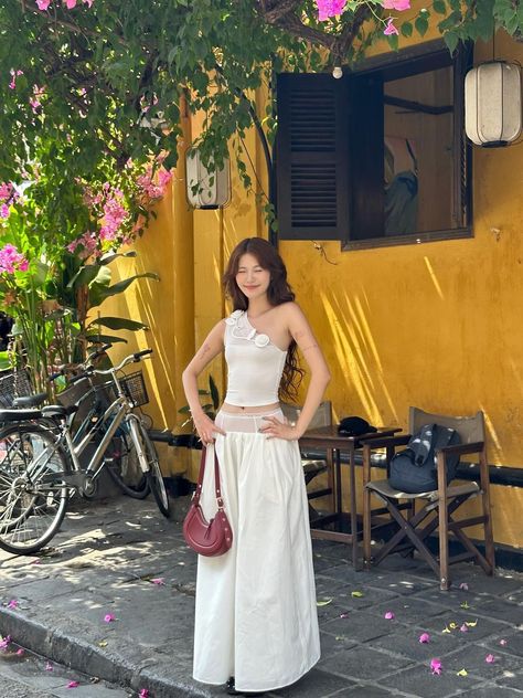 Thai Street Fashion Bangkok, Vietnam Street Style, Vietnam Aesthetic Outfit, Japan Inspired Outfit, Asia Outfit Ideas, Vietnam Fashion Outfits, Intramuros Outfit, Ootd Poses Ideas, Thailand Street Fashion