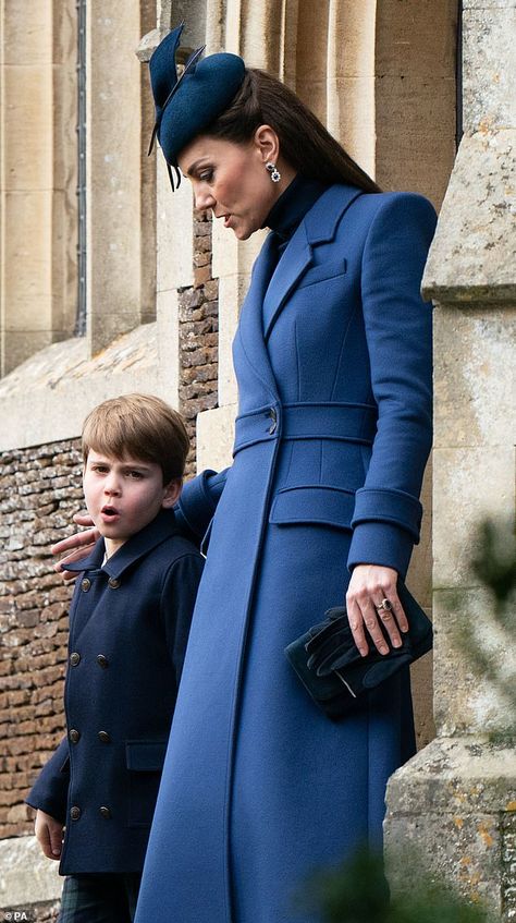 Sandringham Christmas, Royal Family Christmas, Long Green Coat, Düşes Kate, 25th December, Cambridge Family, Christmas Service, Royal Christmas, Prince Louis