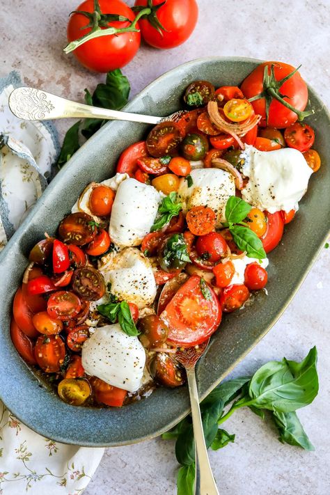 Burrata Tomato Salad Burrata Tomato, Burrata Caprese, Summer Dinner Recipes, Healthy Summer Dinner Recipes, Caprese Recipes, Fresh Tomato Recipes, Burrata Salad, Bbq Side, Antipasto Salad