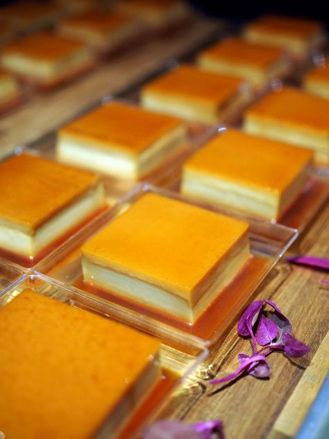 This incredibly soft and creamy custard mini-flan is always a great option for your next special occasion. Wedding Flan Cake, Flan Dessert Shooters, Individual Flan Cups, Flan Shooters, Wedding Flan, Rehearsal Dinner Taco Bar, Mini Flan Cups, Mini Flan, Flan Dessert