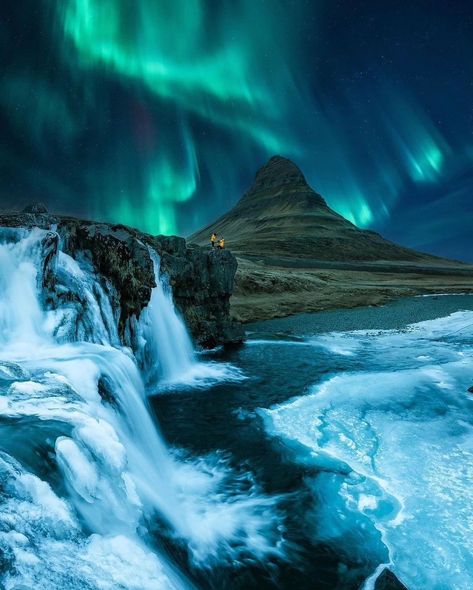 Iceland's beauty lies in its dramatic landscapes: stunning waterfalls 🏞️, active volcanoes 🌋, and expansive glaciers ❄️. The aurora borealis 🌌 lights up winter skies, while geothermal hot springs ♨️ offer relaxation. Its rugged terrain and serene vistas create a unique, natural wonder. 🌿 .  .  .  📍 Iceland 🇮🇸  📌 𝐂𝐨𝐮𝐧𝐭𝐫𝐲 : Iceland 🇮🇸  📷 @indefinitely_lost . . . 🐾 𝐅𝐨𝐥𝐥𝐨𝐰 @roamingworldofficial fir more stunning photos 🐾  .  .  .  Tag 👥 someone with whom you would like to visit. Iceland Beauty, Iceland Country, Winter Skies, The Aurora Borealis, Aurora Borealis Northern Lights, Winter Sky, Active Volcano, Beautiful Wallpapers Backgrounds, Arctic Circle