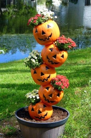 Topsy Turvy Pumpkin Planter - one of 8 creative ideas to transform those ugly pumpkin pails! eclecticallyvintage.com Outdoor Fall Decor Ideas, Pumpkin Pail, Pumpkin Planter, Plastic Pumpkins, Halloween Tattoo, Diy Outdoor Decor, Fall Outdoor Decor, Theme Halloween, Fall Halloween Decor