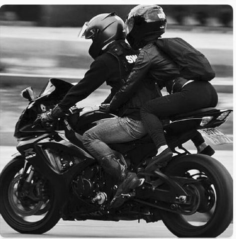 Motorcycle Couple Pictures, Motorcycle Suzuki, Dieselpunk Vehicles, Suzuki Gsx R 750, Motorcycle Camping Gear, Motorcycle Couple, Tracker Motorcycle, Motorcycle Drawing, Suzuki Gsx R