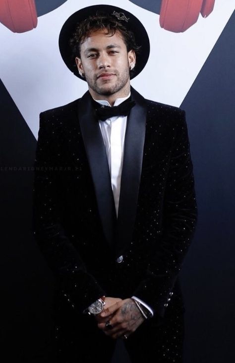 Tux Prom, Neymar Jr Wallpapers, Xavi Hernandez, Men's Tuxedo, Neymar Football, Suits Wedding, Prom Suits, Party Suits, Soccer Boys