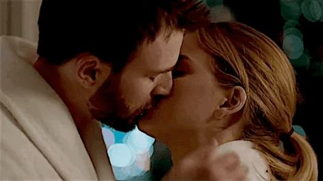 Couple Kiss In Bed, Chris Evans Kiss, Cries In Spanish, Romantic Kiss Gif, Alice Eve, Bollywood Hairstyles, Before We Go, I Believe In Love, Nick Fury