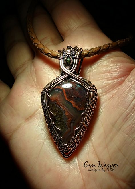 Wire weaved pendant of Agate and copper, Gem Weaver designs by SKG Wire Wrap Teardrop Stone, Masculine Wire Wrap Pendant, Weaving Rocks, Wire Weave Patterns, Diy Necklace Patterns, Crystal Jewelry Diy, Copper Wire Art, Wire Wrapped Stone Jewelry, Stone Bead Jewelry