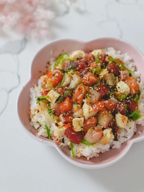 Chirashi Sushi Bowl, Sashimi Bowl Recipe, Chirashi Bowl, Sashimi Bowl, Sushi Cake, Chloe Ting, Salmon Sashimi, Poke Bowls, Rice Bowls Recipes