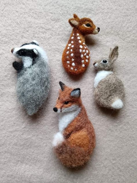 Felted Woodland Creatures, Wool Animals How To Make, Simple Felt Animals, Needle Felt Bird, Needle Felt Ideas, How To Needle Felt, Needle Felted Animals Tutorial, Christmas Needle Felting Ideas, Needlefelt Christmas