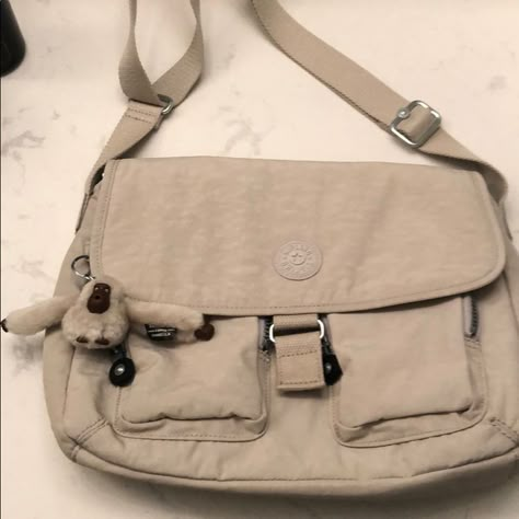 Kipling Messenger Bag, Kipling Crossbody Bag, Cool School Bags, University Bag, My Style Bags, Inside My Bag, Kipling Bags, Bag For Travel, What In My Bag