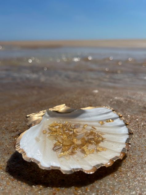 Real scallop shell filled with a mixture of resin, gold glitter, gold leaf and shell pieces with gold gilded edges. Perfect for rings, earrings and other pieces of jewelry. Titanic Music, Seaside Crafts, Scallop Shell, Scallop Shells, Glitter Gold, Shell Crafts, Gold Dipped, Gold Gilding, Ring Dish