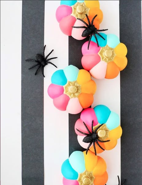 Spider Web Wreath, Paint Pumpkins, Rainbow Halloween, Colorful Halloween, Halloween Pumpkins Painted, Pastel Halloween, Modern Halloween, Chic Halloween, Diy Rainbow