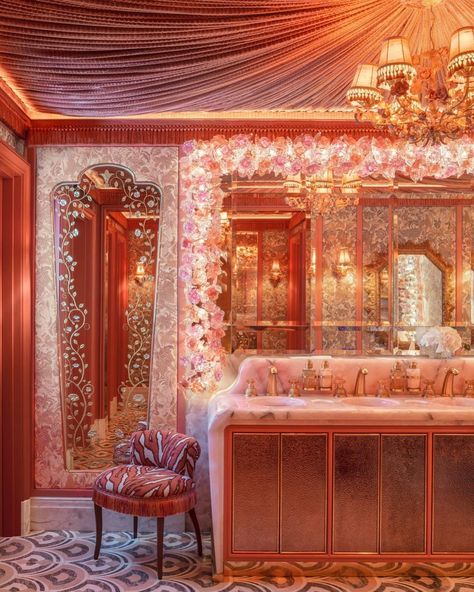 Take a glimpse at the Ladies’ Powder Room, where florals and pink onyx take centre stage :: #annabelsmayfair Martin Brudnizki, Glamour Interiors, Bar Restaurant Design, Glamorous Bathroom, Architecture Restaurant, Maximalist Interior, Bar Design Awards, Design Café, Beige Living Rooms