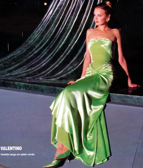 Valentino Haute Couture Fall 1995 | Green Velvet 90s Runway Fashion, Runway Fashion Couture, Valentino Couture, Green Velvet Dress, Short Prom, Glam Dresses, Dresses Short, Inspiration Mode, Looks Vintage