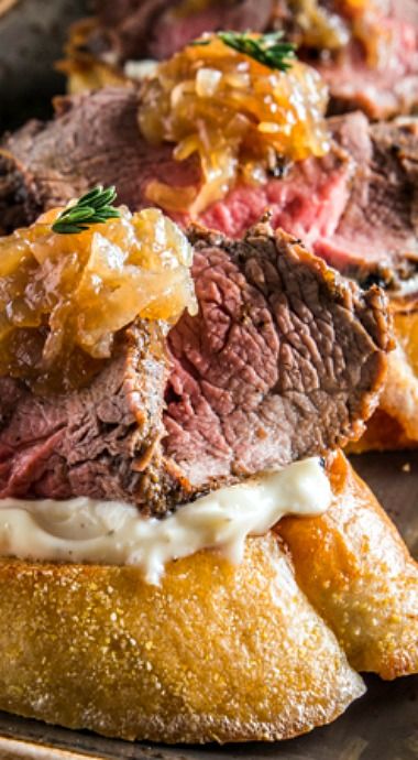 Appetizer Recipes Beef, Brushetta Recipe Steak, Holiday Steak Bruschetta, Steak Horderves, Steak Bruschetta Recipe, Steak Baguette Appetizer, Steak Appetizer Recipes, Steak Bruschetta Appetizers, Crustini Appetizers Steak