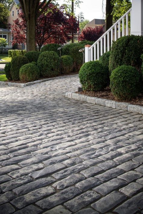 Side Of Driveway Landscaping, Driveway Pavers Design, Driveway Landscaping Ideas, Entrance Landscaping, Pavers Design, Driveway Entrance Landscaping, Driveway Pavers, Diy Driveway, Paver Designs