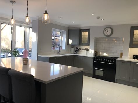 Howdens chelford slate grey shaker kitchen Slate Grey Kitchen, Howdens Chelford, Howdens Kitchen, Cheap Kitchen Makeover, Kitchen Uk, Grey Shaker Kitchen, Modern Grey Kitchen, Shaker Kitchens, Open Plan Kitchen Dining Living