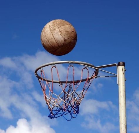 Netball tournament finals just around the corner? There is no definite rule for this, but consider the following to prepare well for the netball competition. Bola Jaring, Netball Games, Outdoor Games To Play, How To Play Netball, Basketball Rules, Popular Sports, Netball, Table Tennis, The Game