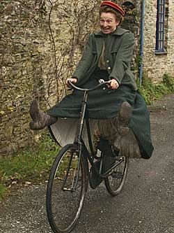 Ruth Goodman on her bike (from "Edwardian Farm") Ruth Goodman, Edwardian Farm, Female Physician, Cycle Touring, Ireland Cottage, Countryside Village, Mad Woman, Tweed Run, Village Inn