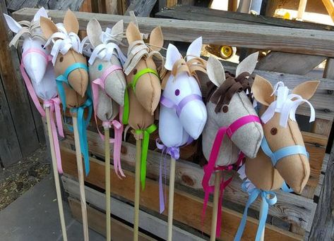 Stick Horse Party Favor - DIY Stick Horse Head Only - Party Activity - Party Craft Diy Stick Horse, Pony Party Favors, Cowboy Party Favors, Horse Party Favors, Diy Kids Party, Party Activities Kids, Horse Birthday Parties, Stick Horses, Horses Theme