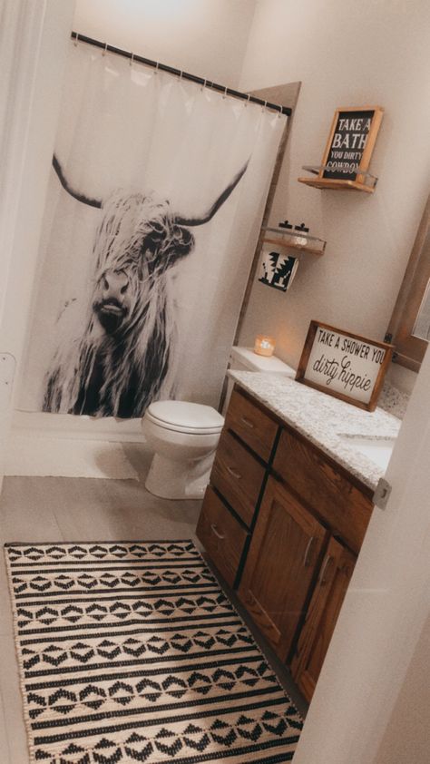 Gray Western Bathroom, Bathroom Decor Country Style, Country Farmhouse Bathroom Rugs, Cow Shower Curtain Bathroom, Western Chic Bathroom Ideas, Western Themed Apartment, Cow Themed Bathroom Ideas, Simple Western Bathroom, Western Boho Living Room Ideas